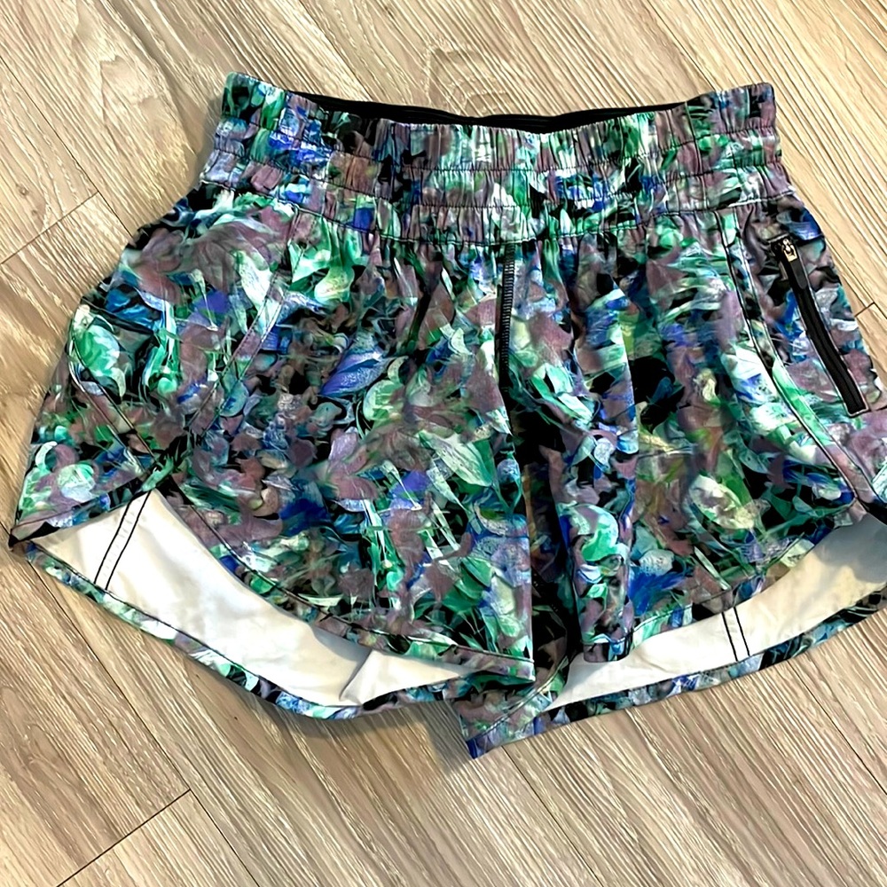 lululemon Womens Tracker Low Rise Lined Short 4”. Size 6. New, great condition